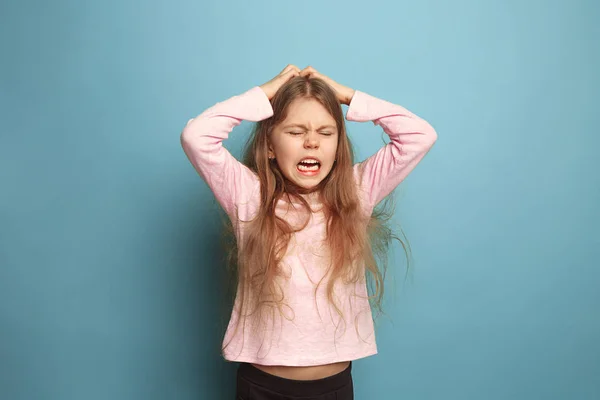 Aufschrei. Teenager-Mädchen auf blauem Hintergrund. Gesichtsausdruck und Menschen Emotionen Konzept — Stockfoto