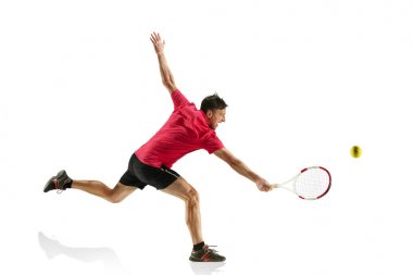 Beyaz arka plan üzerinde izole tenisçi oynayan bir beyaz adam