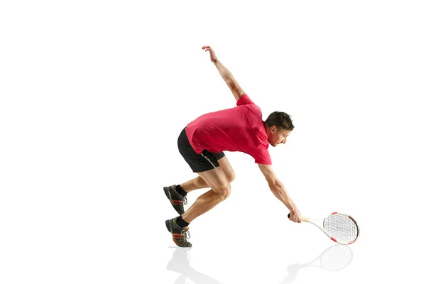 Un hombre caucásico jugando al tenis aislado sobre fondo blanco — Foto de Stock