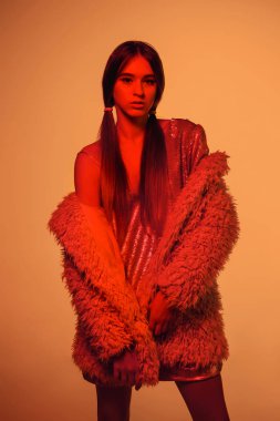 Yüksek moda model kadın poz, moda makyaj ile güzel kız portre renkli parlak ışıklar içinde.