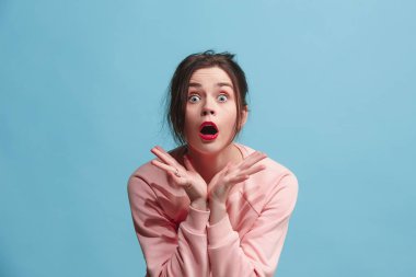 Güzel kadın sürpriz olarak izole mavi arıyor