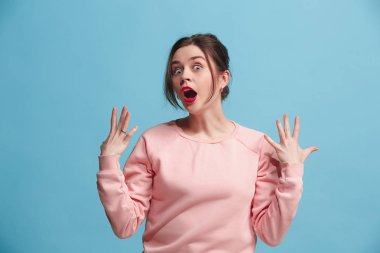 Güzel kadın sürpriz olarak izole mavi arıyor