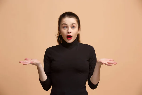 Hermosa mujer mirando sorprendido aislado en color beige parduzco pastel —  Fotos de Stock