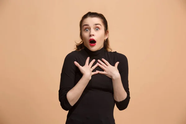 Hermosa mujer mirando sorprendido aislado en color beige parduzco pastel —  Fotos de Stock