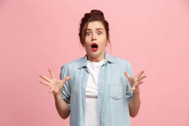 Güzel kadın sürpriz izole üzerinde pembe arıyor