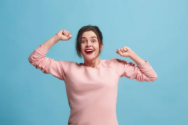 Siegreiche Frau glücklich ekstatisch feiert, ein Gewinner zu sein. dynamische energetische Darstellung des weiblichen Modells — Stockfoto