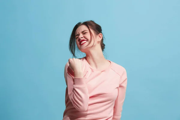 Ganhar mulher de sucesso feliz extático celebrando ser um vencedor. Imagem energética dinâmica do modelo feminino — Fotografia de Stock