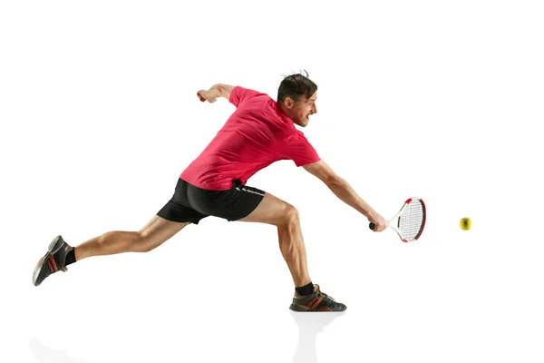 高加索人玩网球运动员在白色背景上孤立 — 图库照片