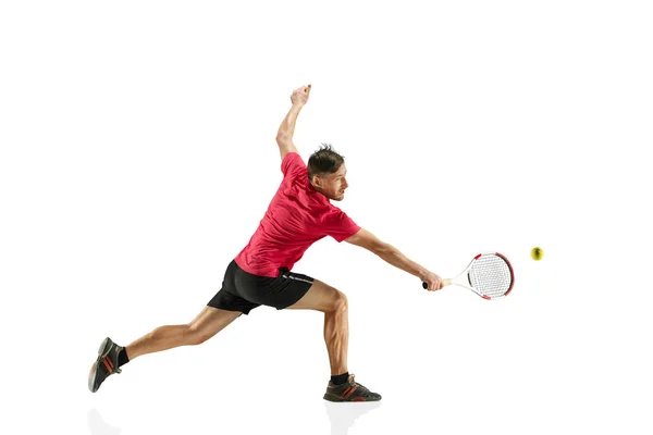 Um homem caucasiano jogando tenista isolado no fundo branco — Fotografia de Stock