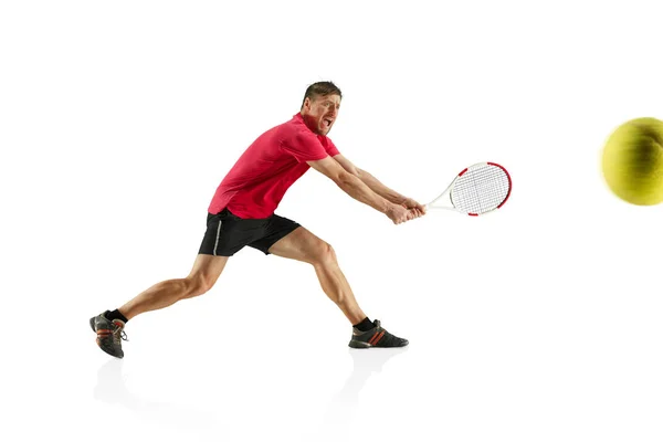 Un hombre caucásico jugando al tenis aislado sobre fondo blanco — Foto de Stock