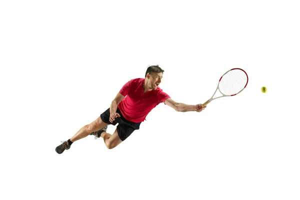 한 백인 남자가 흰색 배경에 고립 된 테니스 선수 연주 — 스톡 사진