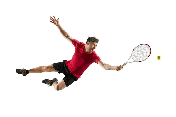 Un hombre caucásico jugando al tenis aislado sobre fondo blanco —  Fotos de Stock