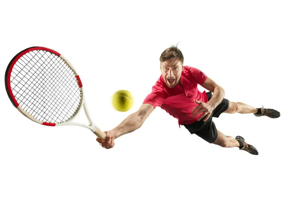 Un hombre caucásico jugando al tenis aislado sobre fondo blanco —  Fotos de Stock