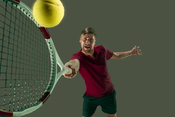 Jeden człowiek kaukaski tenisista na białym tle — Zdjęcie stockowe