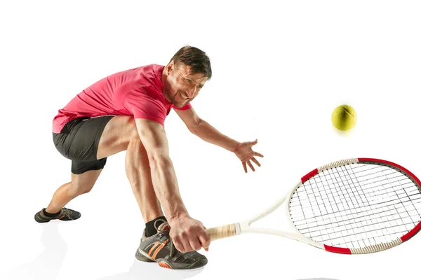 Un hombre caucásico jugando al tenis aislado sobre fondo blanco —  Fotos de Stock