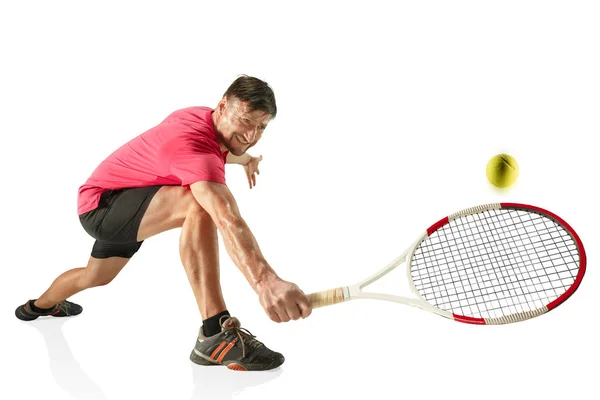 Un hombre caucásico jugando al tenis aislado sobre fondo blanco — Foto de Stock