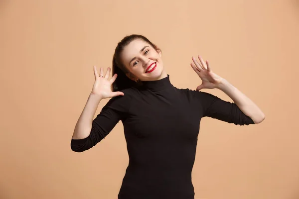 Ganhar mulher de sucesso feliz extático celebrando ser um vencedor. Imagem energética dinâmica do modelo feminino — Fotografia de Stock