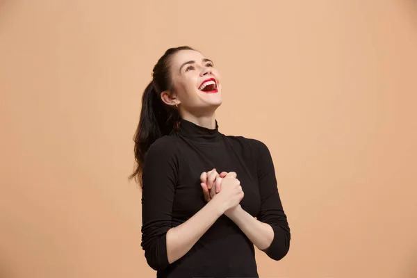 Ganar éxito mujer feliz éxtasis celebrando ser un ganador. Imagen energética dinámica del modelo femenino — Foto de Stock