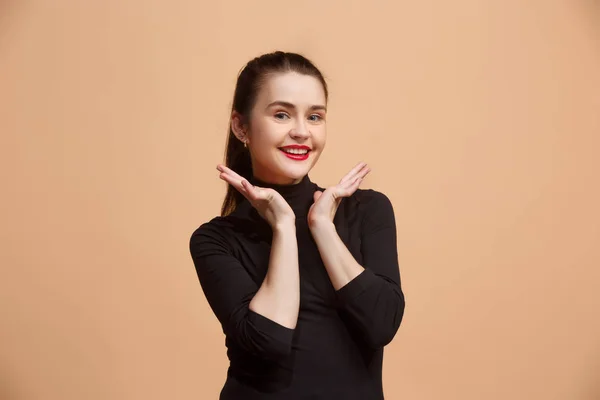 A mulher de negócios feliz de pé e sorrindo contra o fundo pastel . — Fotografia de Stock