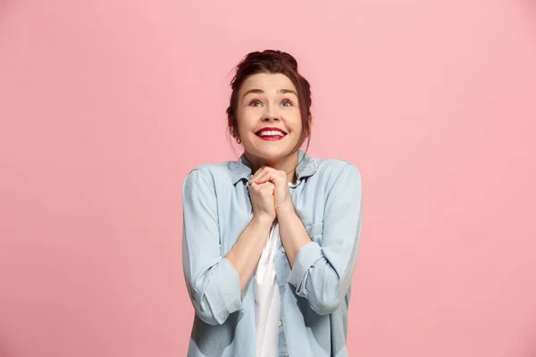 A mulher de negócios feliz de pé e sorrindo contra fundo rosa . — Fotografia de Stock