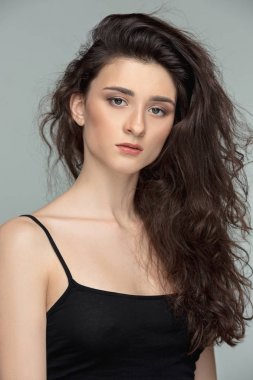 Kameraya bakarak bir büyüleyici kadın Güzellik Portresi