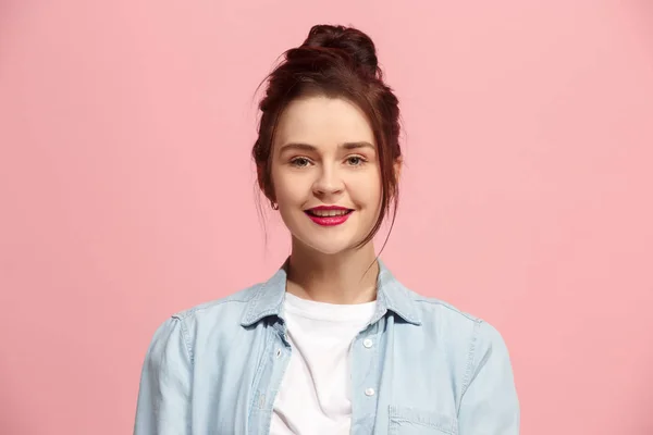 The happy business woman standing and smiling against pink background. — Stock Photo, Image