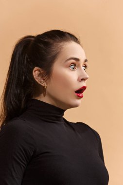 Güzel kadın sürpriz arıyor üzerinde pastel studio izole