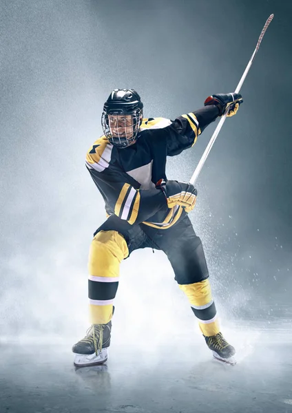 Jogador de hóquei no gelo em ação . — Fotografia de Stock