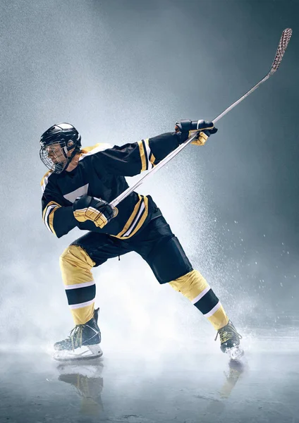 Jugador de hockey sobre hielo en acción . — Foto de Stock