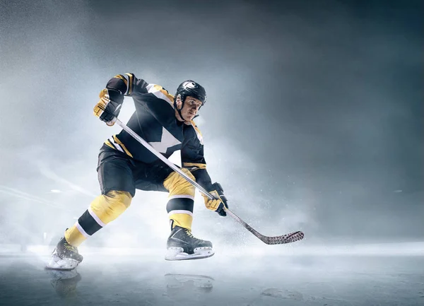 Jugador de hockey sobre hielo en acción . — Foto de Stock