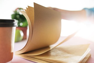İş kadını işyerinde dailybook döndürür