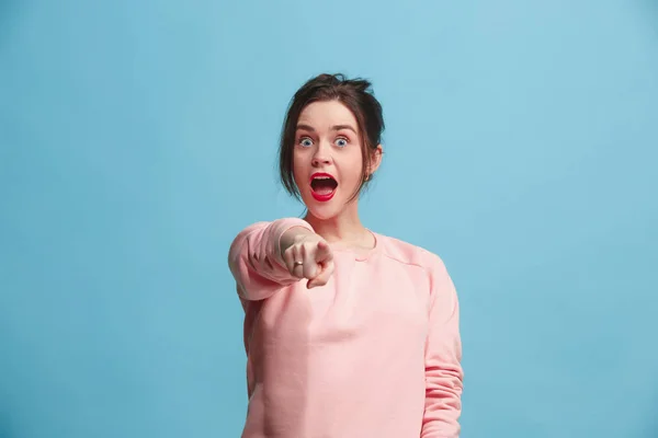 A mulher de negócios feliz apontar para você e quer que você, metade de comprimento close-up retrato no fundo azul . — Fotografia de Stock