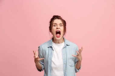 Pembe studio arka planda çığlık genç duygusal kızgın kadın
