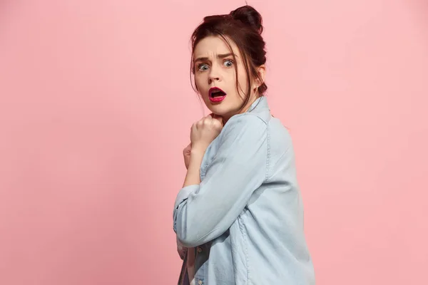 Retrato de la mujer asustada en rosa — Foto de Stock