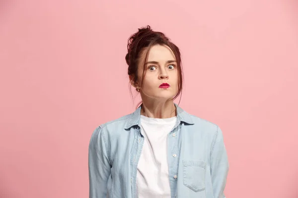 Portrait of an angry woman looking at camera isolated on a pink background — Stock Photo, Image