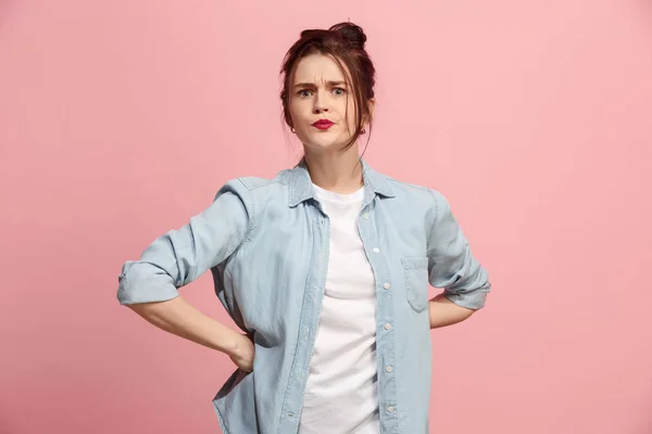 Portrait of an angry woman looking at camera isolated on a pink background — Stock Photo, Image