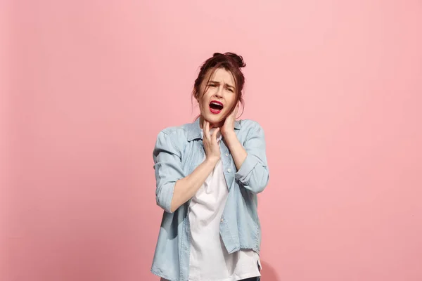 A dor de ouvido. A mulher triste com dor de cabeça ou dor em um fundo de estúdio rosa . — Fotografia de Stock