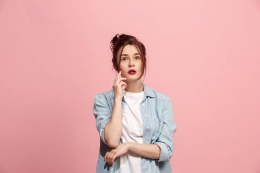 Genç ciddi düşünceli iş kadını. Şüphe kavramı.