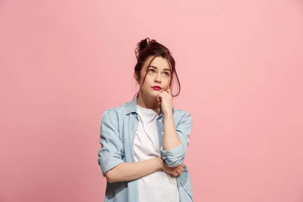 Joven mujer de negocios seria y pensativa. Concepto de duda . — Foto de Stock