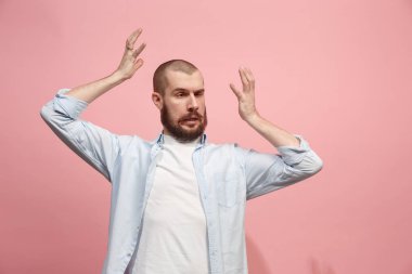 Pink izole stres güzel adam