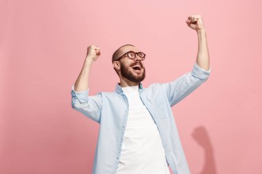 Kazanan başarı adam mutlu kendinden geçmiş bir kazanan olmak kutluyor. Dinamik enerjik görüntü erkek modeli