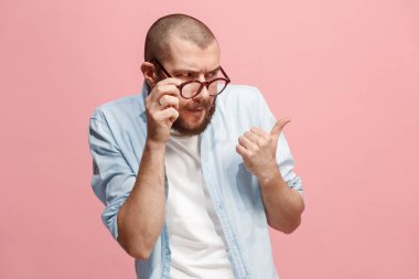 Suspiciont. Şüpheli dalgın adam düşünceli ifade pembe arka plan kararı ile