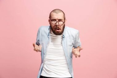 Bir pembe izole kamera bakarak kızgın bir adam portresi