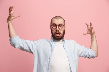 Bir pembe izole kamera bakarak kızgın bir adam portresi