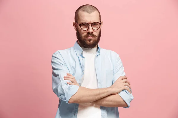 Der seriöse Geschäftsmann, der vor rosa Hintergrund in die Kamera schaut. — Stockfoto