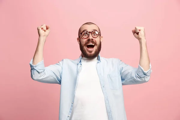 Ganar el éxito hombre feliz extático celebrando ser un ganador. Imagen energética dinámica del modelo masculino — Foto de Stock