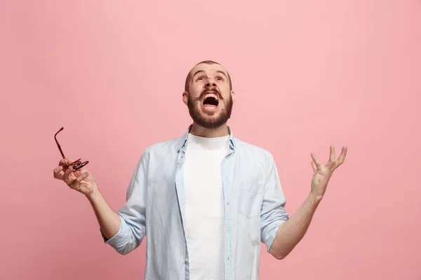 El joven hombre enojado emocional gritando en el fondo del estudio rosa —  Fotos de Stock