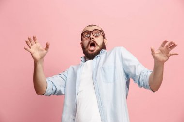 Pembe üzerinde korkmuş adam portresi