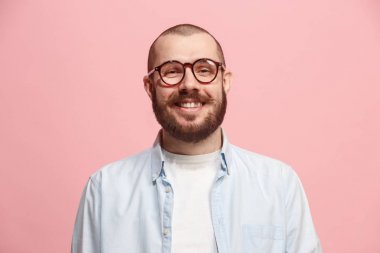 Ayakta ve pastel arka planı gülümseyen mutlu iş adamı.