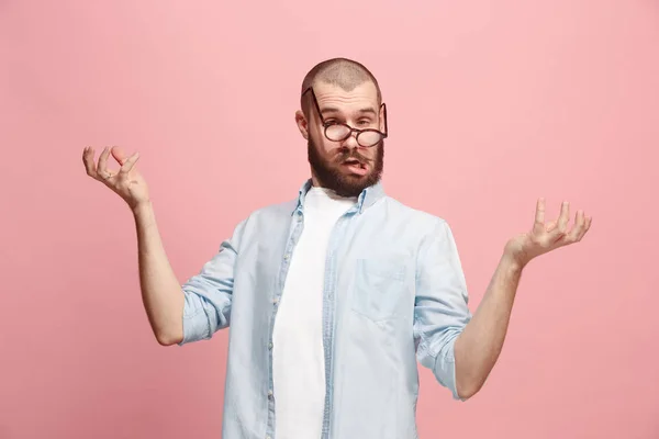 L'homme fou dans le stress isolé sur rose — Photo